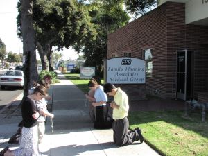 praying-at-an-abortion-clinic.jpg